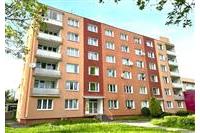 Pětipodlažní bytový dům s novou fasádou a upraveným okolím, plastová okna, dobrá lokalita, světlé byty, blízkost zeleně.