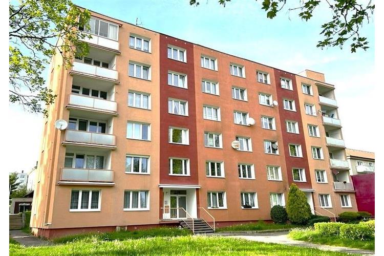 Pětipodlažní bytový dům s novou fasádou a upraveným okolím, plastová okna, dobrá lokalita, světlé byty, blízkost zeleně.