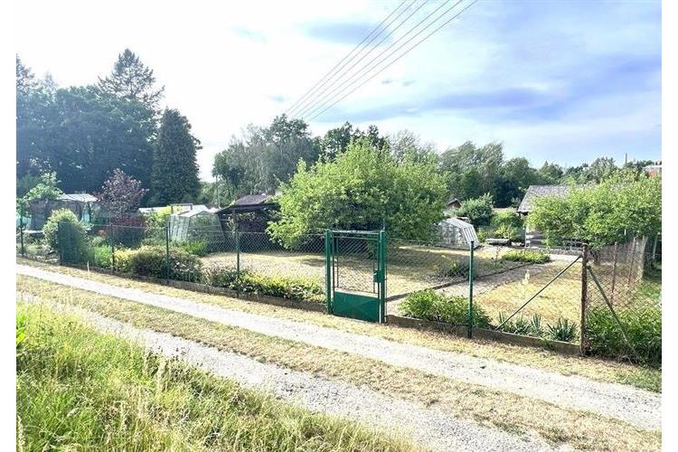 zahrada s chatkou Dom. Špotákovi č.26.jpg