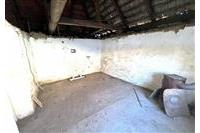 Starší podkrovní prostor s dřevěným stropem a omítanými stěnami, vhodný k rekonstrukci, nabízí využití pro skladování nebo jako dílna.