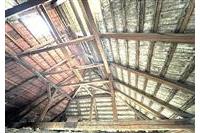 Starý podkrovní prostor s dřevěnými trámy, viditelná střešní krytina, vhodné pro rekonstrukci, možnost přeměny na obytnou místnost.