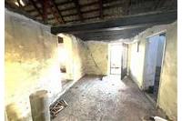 Rekonstruovatelný podkrovní prostor, dřevěné trámy, staré omítky, vhodný pro přestavbu na moderní loft nebo ateliér.