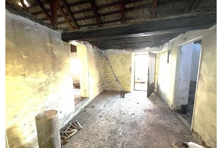 Rekonstruovatelný podkrovní prostor, dřevěné trámy, staré omítky, vhodný pro přestavbu na moderní loft nebo ateliér.