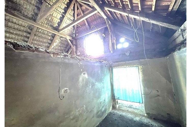 Podkrovní prostor se starými dřevěnými trámy, nedokončenými zdmi a šikmou střechou. Vhodný k rekonstrukci či modernizaci.