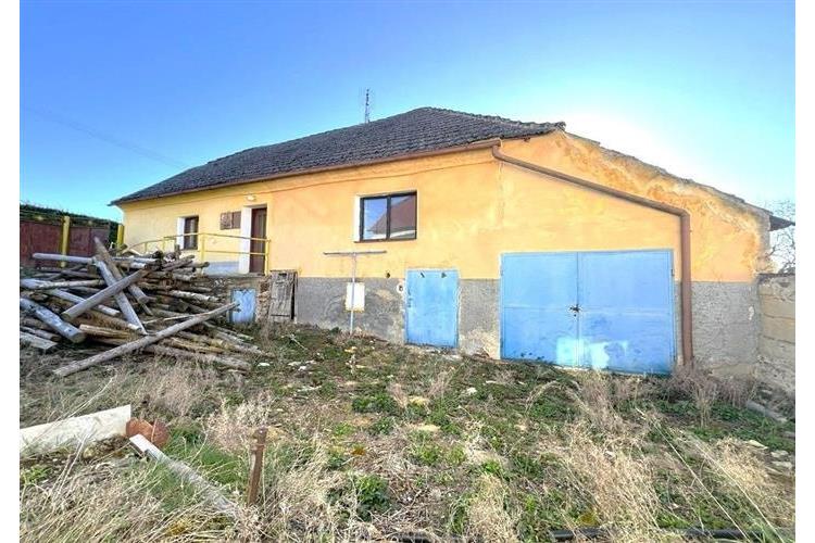 Zrekonstruovaný venkovský dům s prostornou garáží, kamenným základem a velkým pozemkem, ideální pro rodinné bydlení nebo rekreační účely.