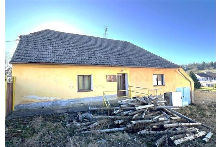 Starší rodinný dům s šikmou střechou, vyžadující rekonstrukci. Nachází se na rozsáhlém pozemku, ideální pro renovaci a modernizaci.