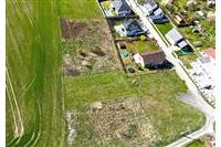 Stavební pozemek v klidné lokalitě, vhodný pro rodinný dům, srovnán a připraven na výstavbu, blízkost zeleně a okolní zástavby poskytuje soukromí.