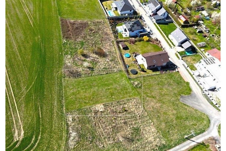 Stavební pozemek v klidné lokalitě, vhodný pro rodinný dům, srovnán a připraven na výstavbu, blízkost zeleně a okolní zástavby poskytuje soukromí.