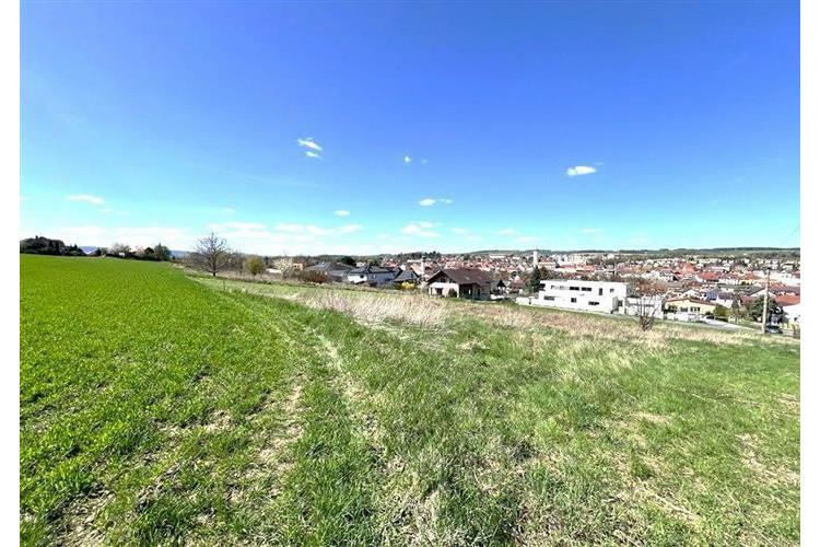 Stavební pozemek s výhledem na město, ideální pro novostavbu. Klidná lokalita, blízkost přírody a občanská vybavenost.