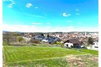 Rovinatý pozemek s výhledem na město, ideální pro stavbu rodinného domu. Klidná lokalita s okolní zástavbou, dobrá dostupnost a infrastruktura.