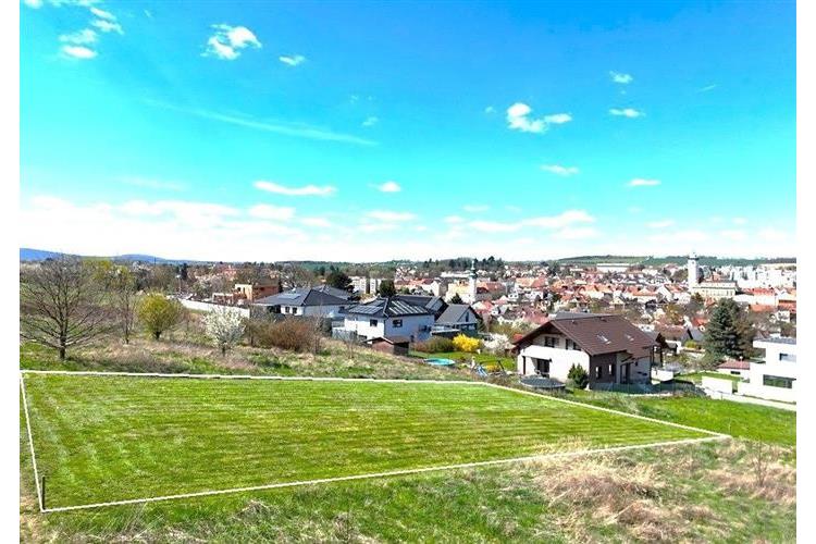 Rovinatý pozemek s výhledem na město, ideální pro stavbu rodinného domu. Klidná lokalita s okolní zástavbou, dobrá dostupnost a infrastruktura.