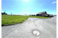 Stavební pozemek na okraji obce se zpevněnou přístupovou cestou, vhodný pro rodinný dům, nabízí mírný svah a klidnou lokalitu v přírodě.