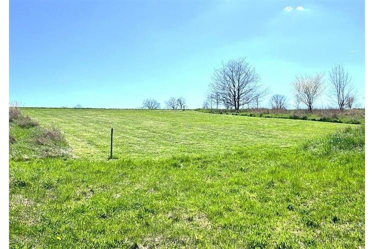 Prostorný pozemek se zeleným trávníkem, ideální pro výstavbu. Rovinatý terén nabízí skvělé možnosti pro rodinný dům. Klidná lokalita s přírodním okolím.