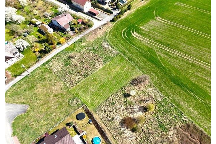 Stavební pozemek na okraji obce s přístupem. Blízkost zeleně a klidná lokalita vhodná pro rodinné bydlení.