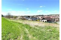 Pozemek s výhledem na město, vhodný pro výstavbu, okolní zástavba rodinných domů, klidná lokalita s dostupnou infrastrukturou.