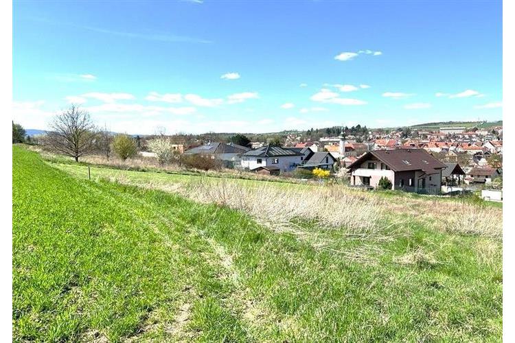 Pozemek s výhledem na město, vhodný pro výstavbu, okolní zástavba rodinných domů, klidná lokalita s dostupnou infrastrukturou.